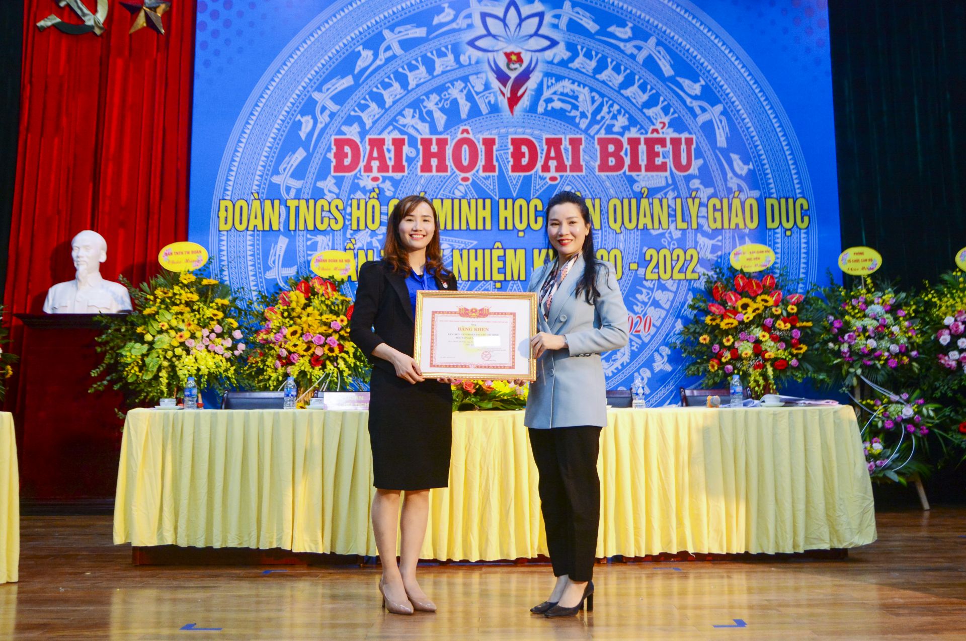 Đ/c Bùi Thị Lan Phương, Phó Bí thư Thành Đoàn Hà Nội trao giấy khen cho tập thể và cá nhân có thành tích xuất sắc trong công tác Đoàn và Phong trào Thanh niên 888B19 phiên bản mới giai đoạn 2017-2020