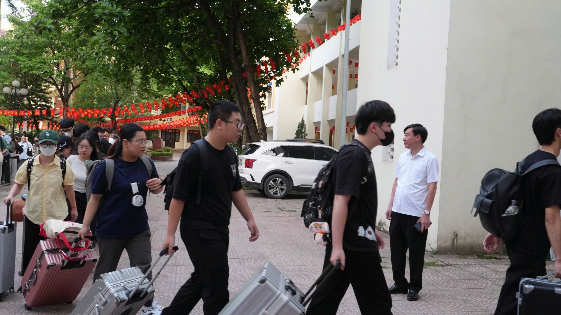 Lễ bàn giao và xuất quân sinh viên khóa 17 đi học 888B com đăng nhập Quốc phòng và An ninh