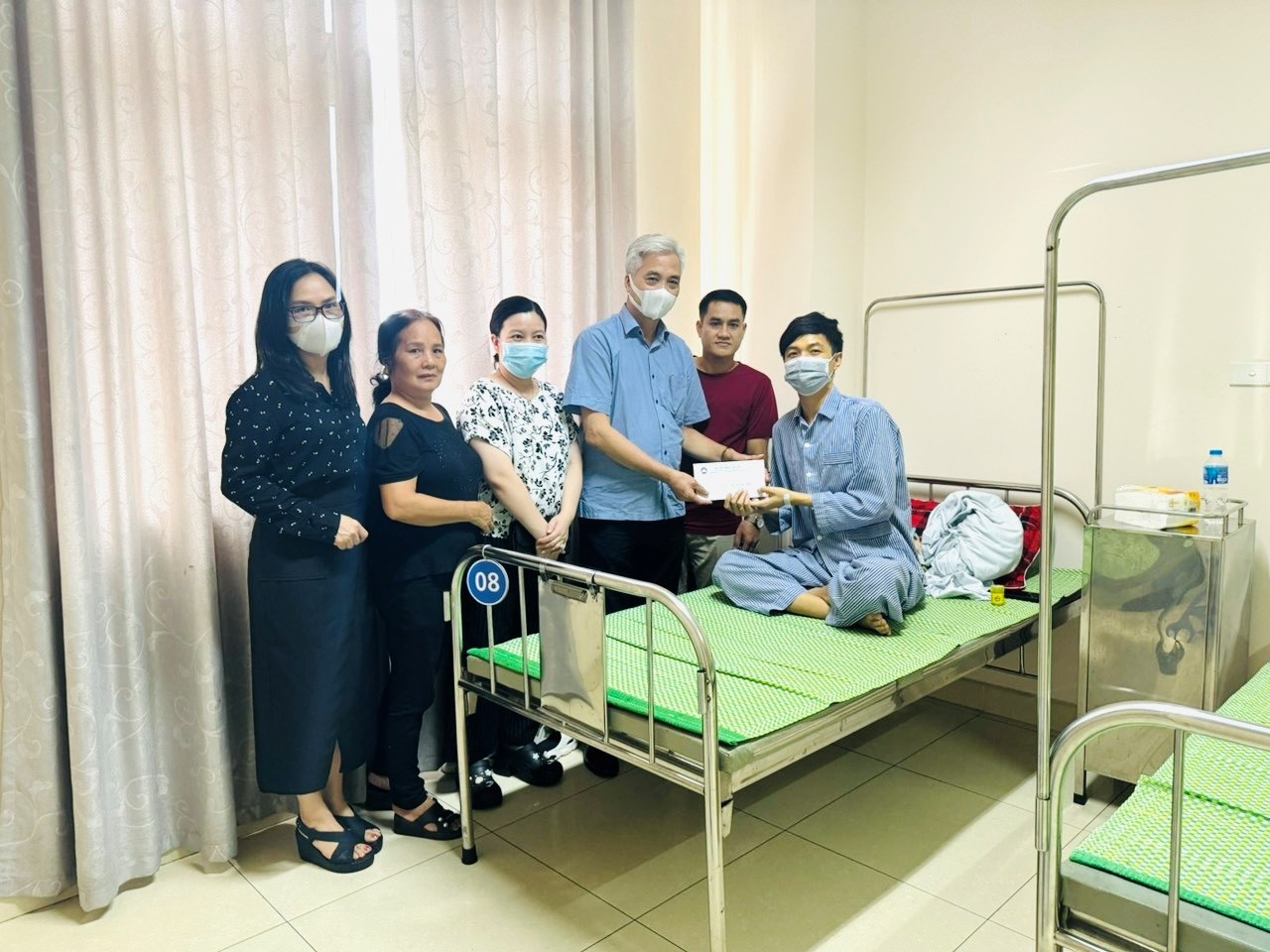 Lãnh đạo 888B19 phiên bản mới Quản lý 888B com đăng nhập thăm hỏi, động viên và tặng quà lưu Km18888 khuyến mãi CHDCND Lào đang điều trị tại Bệnh viện Than khoáng sản