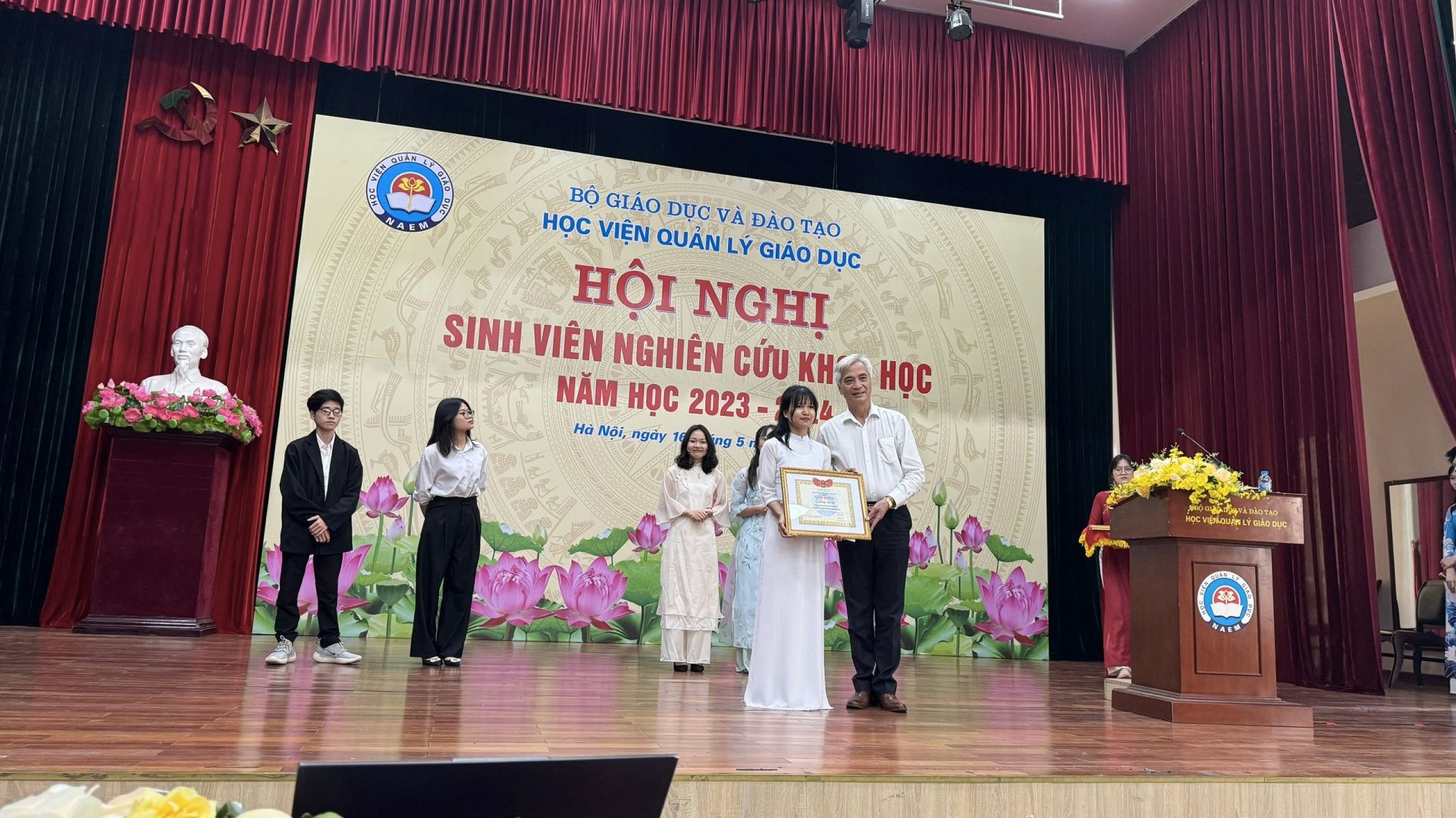 Gặp mặt những sinh viên Quản trị văn phòng học hay, nghiên cứu giỏi