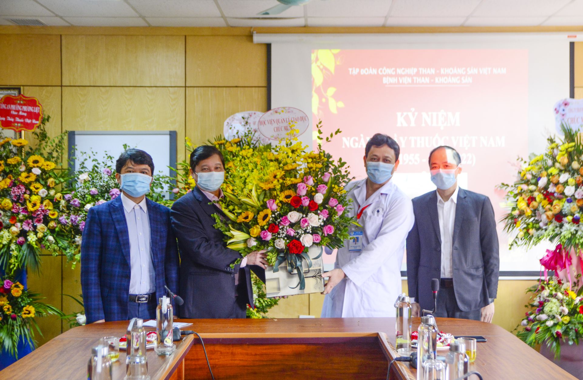 Học viện Quản lý giáo dục đón tiếp sinh viên quay trở lại học tập trong điều kiện bình thường mới