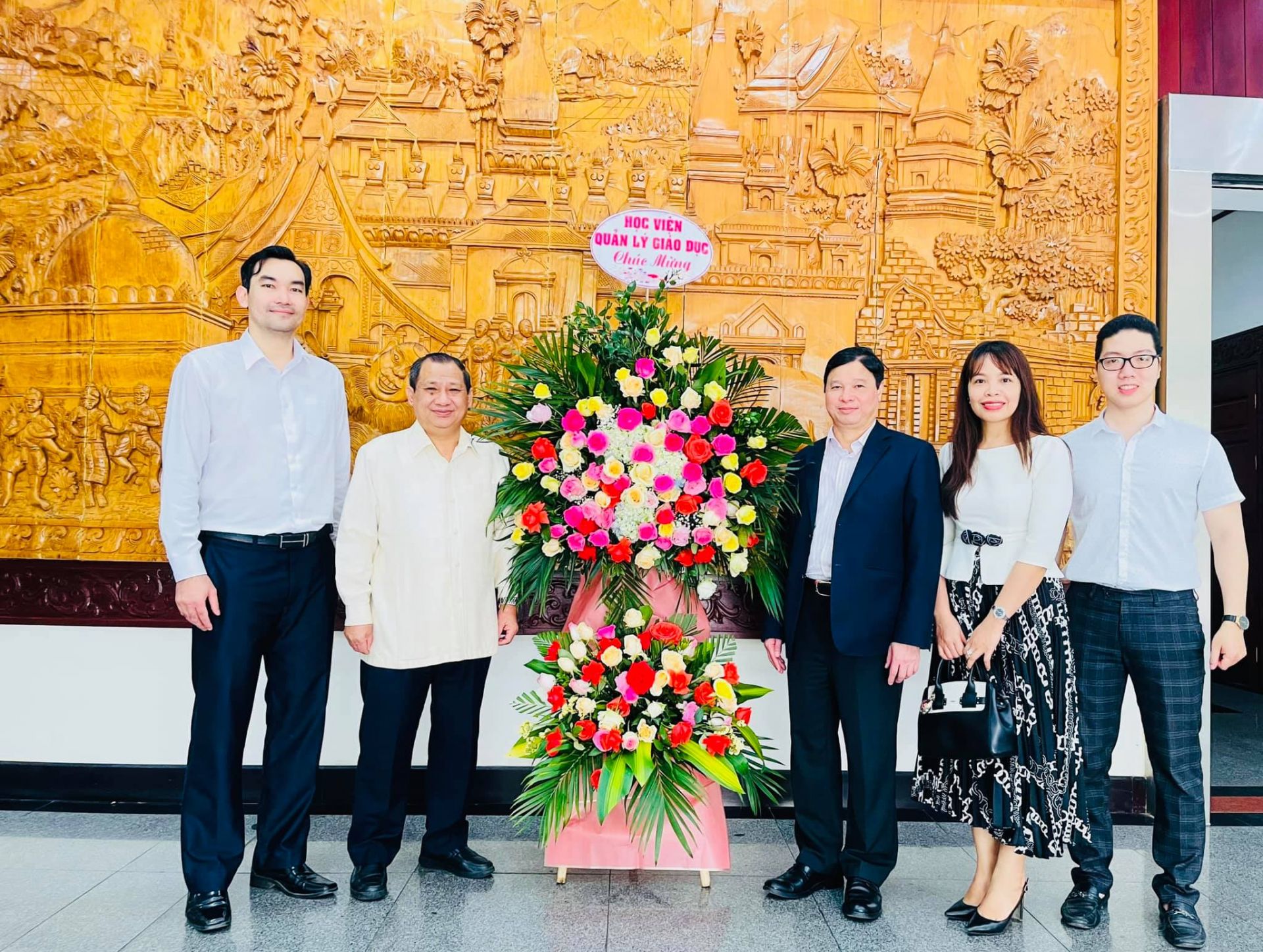GS.TS Phạm Quang Trung, Giám đốc Học viện Quản lý giáo dục cùng đoàn công tác tới thăm, tặng hoa chúc mừng Đại sứ quán nước CHDCND Lào