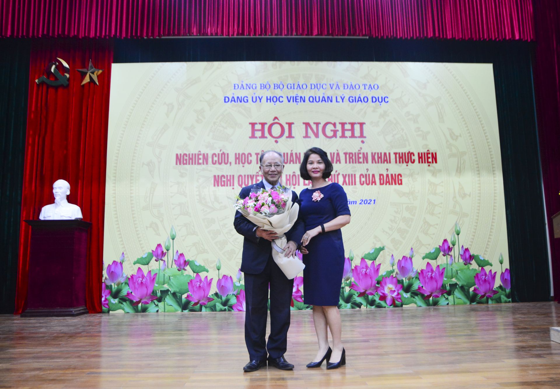 PGS.TS Nguyễn Thị Thu Hằng tặng hoa GS.TS Hoàng Chí Bảo