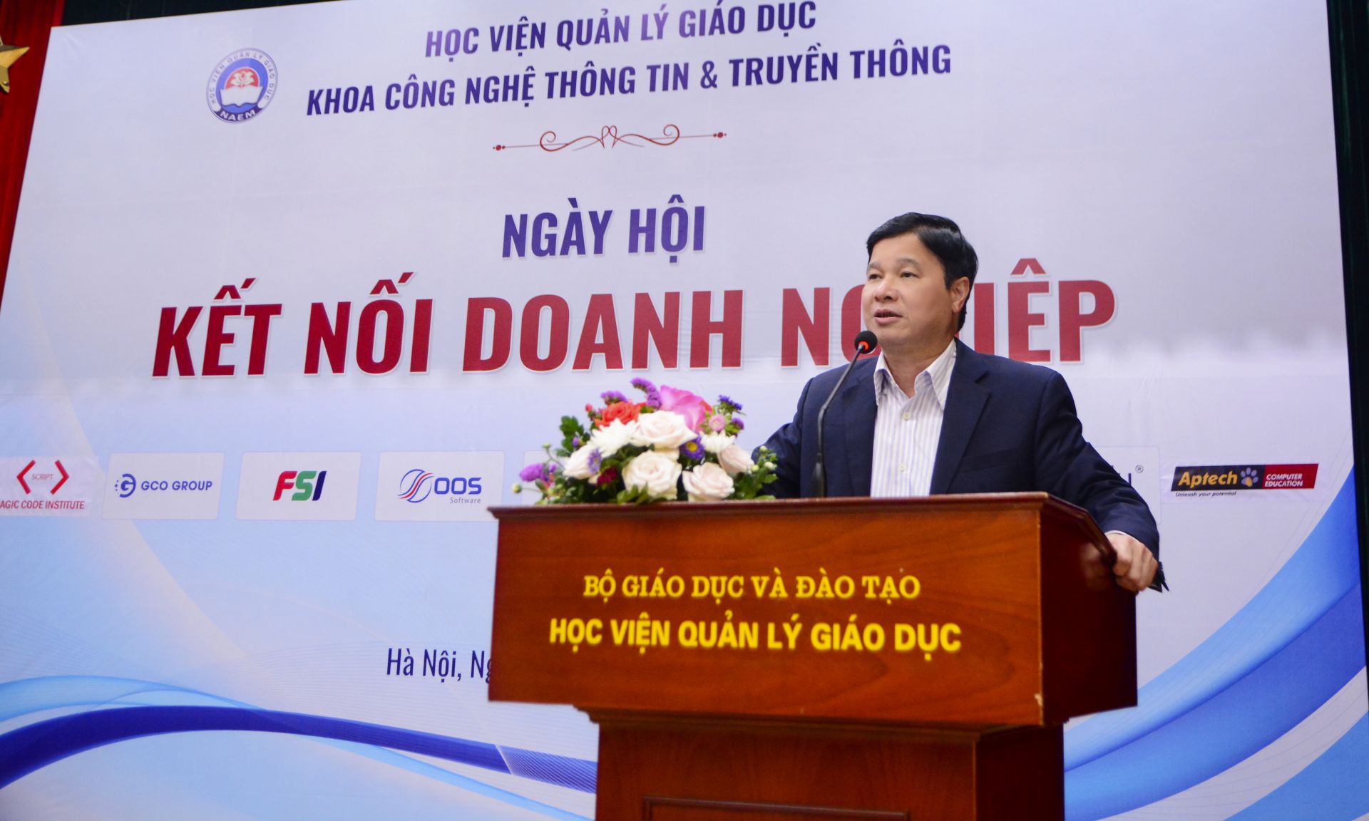 GS.TS Phạm Quang Trung Giám đốc 888B19 phiên bản mới Quản lý 888B com đăng nhập chia sẻ với các em sinh viên về ý nghĩa của chương trình