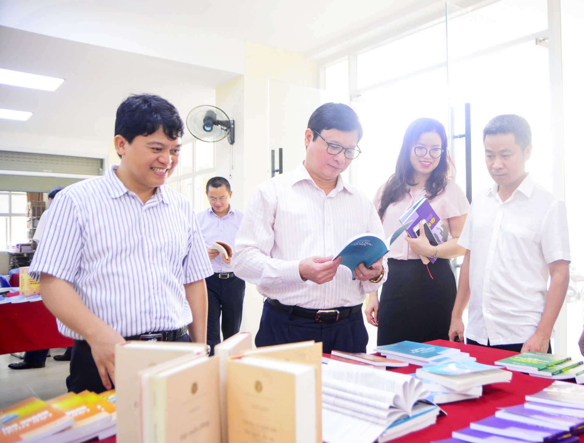 GS.TS Phạm Quang Trung (thứ 2 bên trái) tham dự và chỉ đạo hoạt động