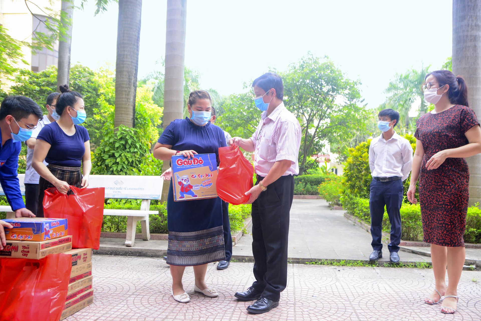 GS.TS Phạm Quang Trung, Giám đốc Học viện Quản lý giáo dục trao tặng các phần quà là nhu yếu phẩm cho du học sinh nước CHDCND Lào tại Học viện Quản lý giáo dục