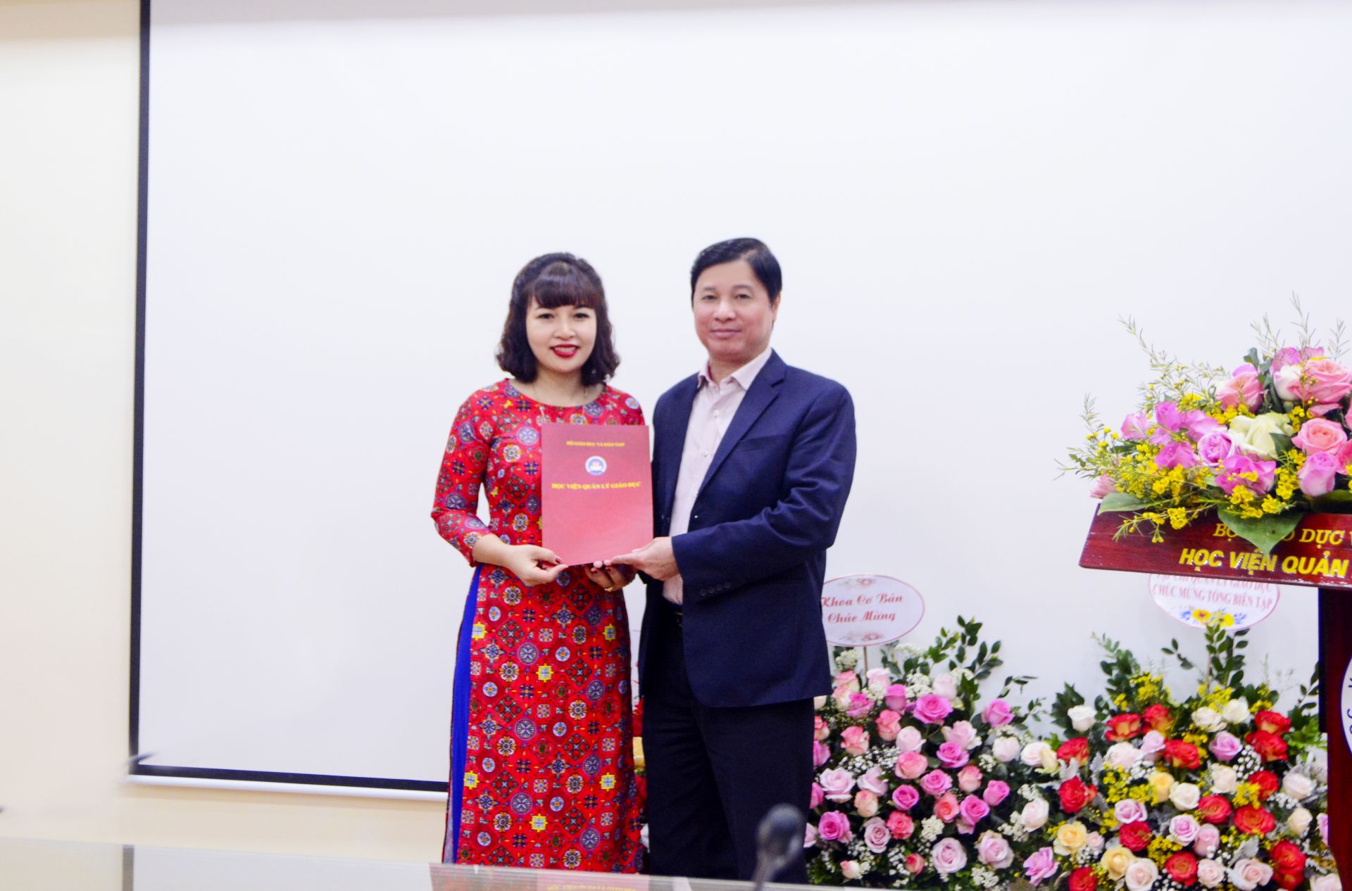 GS.TS Phạm Quang Trung, Giám đốc Học viện Quản lý giáo dục trao Quyết định bổ nhiệm cho TS. Nguyễn Thị Thi, Tổng Biên tập Tạp chí Quản lý giáo dục