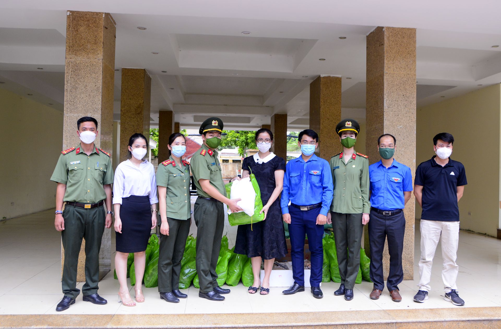Đại diện Đoàn TNCS HCM CA Tp.HN, Đoàn TNCS HCM CA Q.Thanh Xuân, Đoàn TNCS HCM Chi Cục Thuế Q.Thanh Xuân, Trưởng phòng GDCT&CTSV Hv.QLGD, các đ/c trong Ban Chấp hành Đoàn TNCSHCM 888B19 phiên bản mới