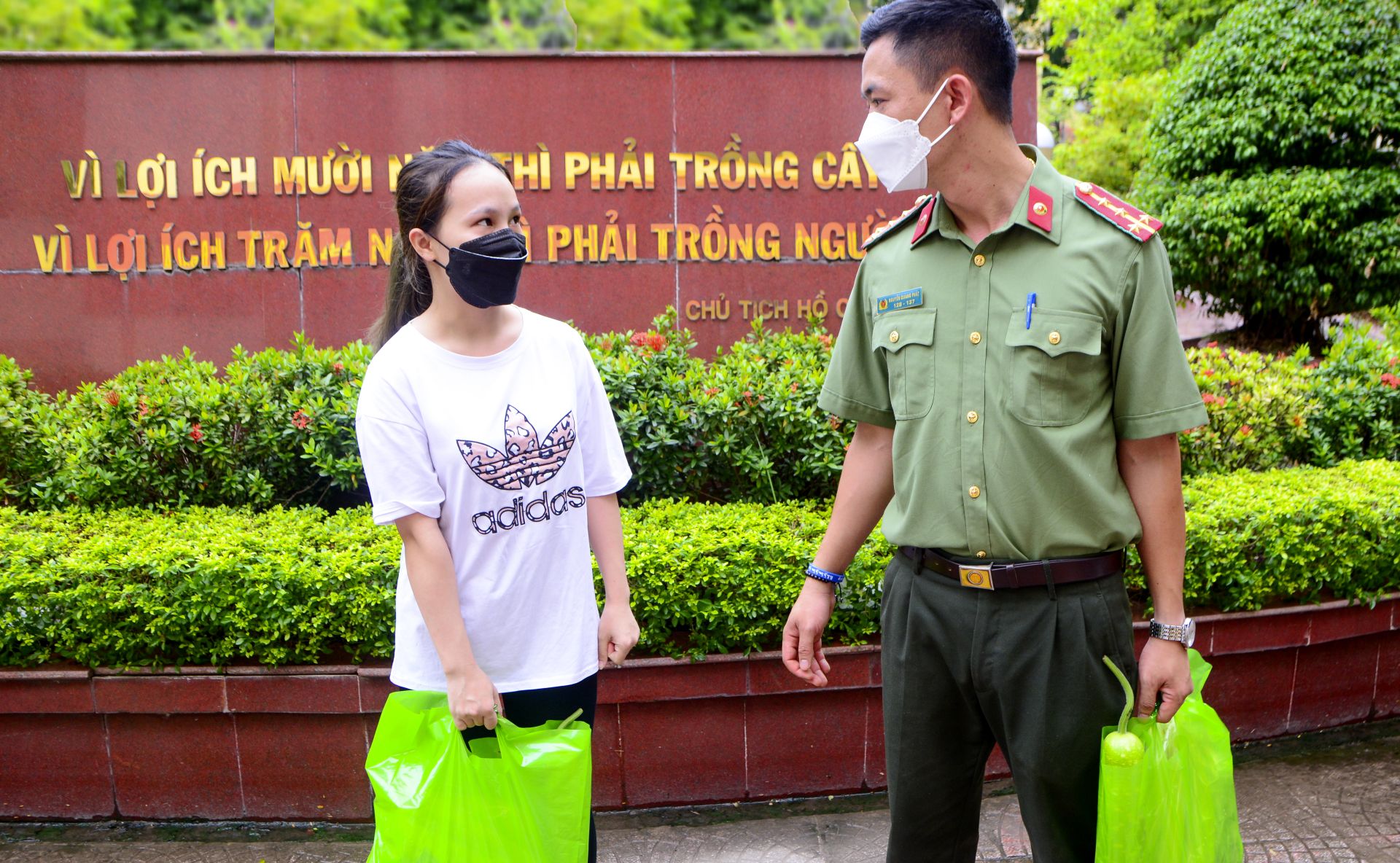 Từng phần quà được trao tới các em sinh viên 888B19 phiên bản mới Quản lý 888B com đăng nhập