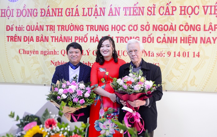 Nghiên cứu sinh Trần Mai Phương tặng hoa tri ân cán bộ hướng dẫn khoa học 