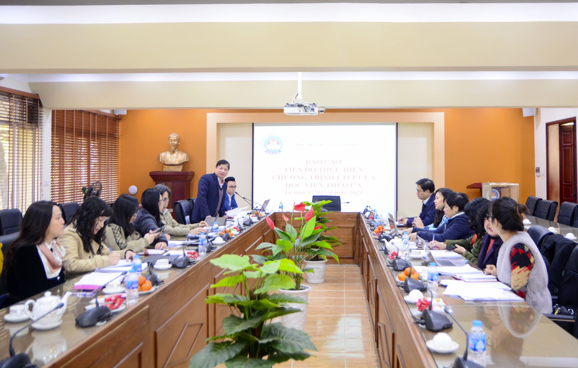 Quang cảnh buổi họp