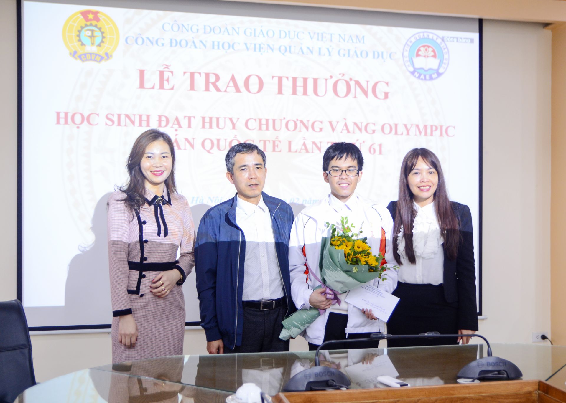 đ/c Lê Thị Thúy Nga, Chủ tịch Công đoàn và đ/c Đào Thị Ngọc Ánh, Phó Chủ tịch Công đoàn Học viện trao thưởng cho em Trương Tuấn Nghĩa