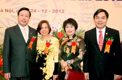 Trong ảnh PGS Nguyễn Thành Vinh và PGS Lê Thị Tuyết Hạnh đứng phía bên trái.