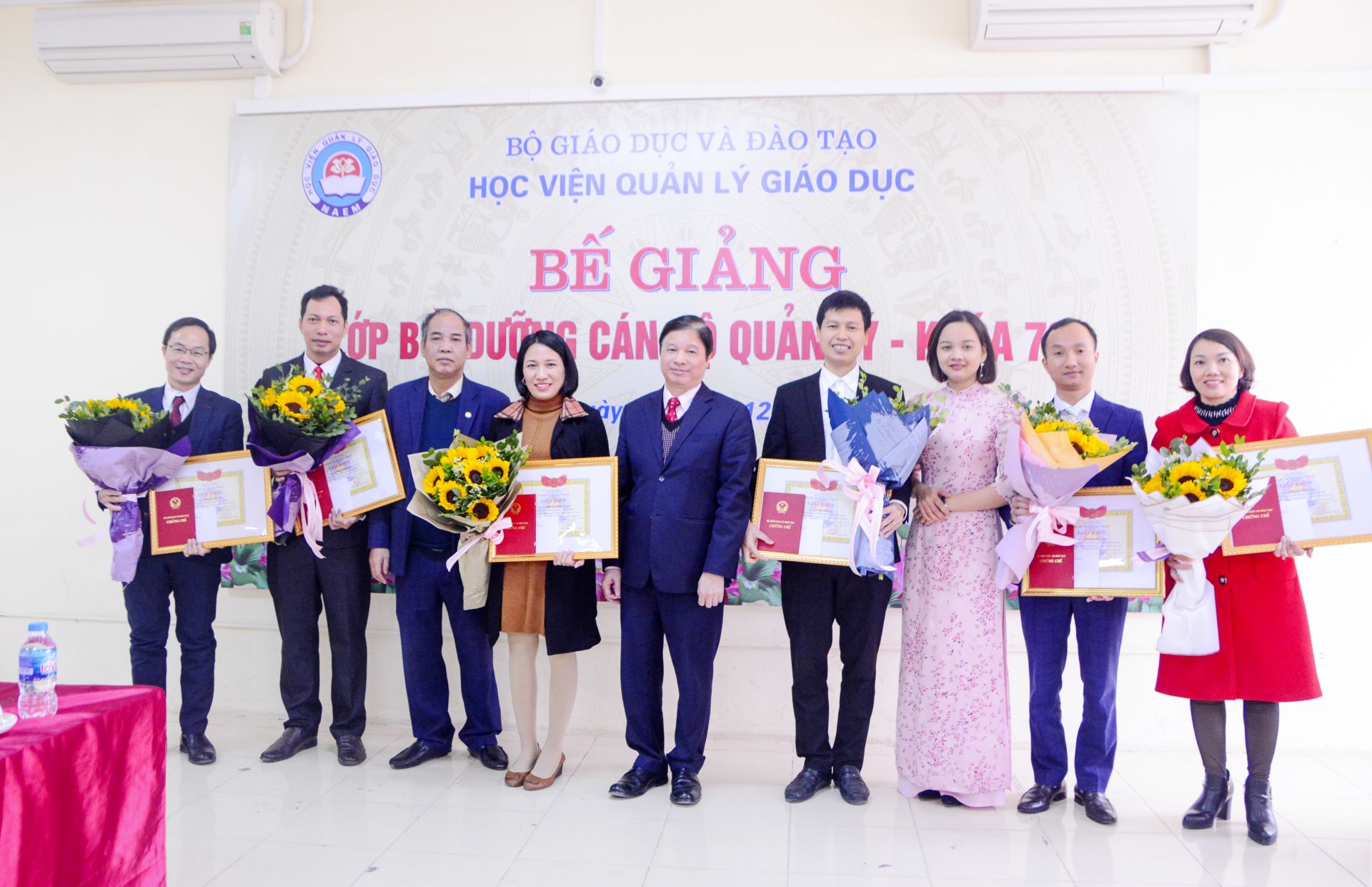 GS.TS Phạm Quang Trung, Giám đốc Học viện Quản lý giáo dục cùng Ban tổ chức Khóa học trao chứng chỉ và giấy khen cho các học viên có thành tích xuất sắc