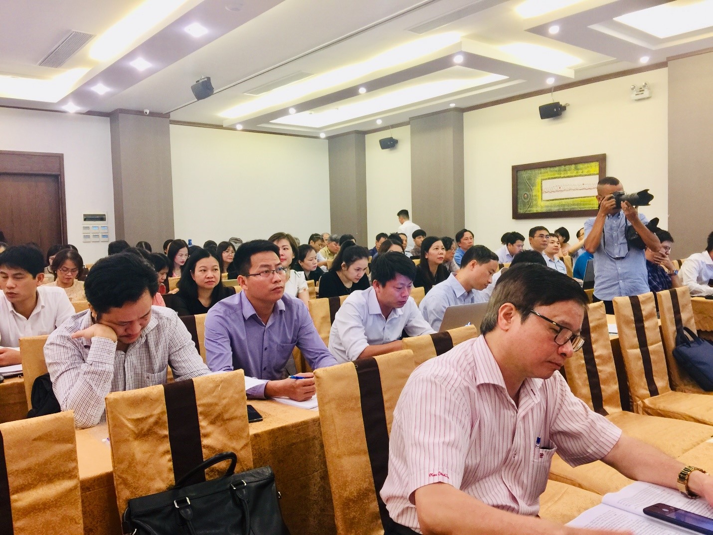 GS.TS Phạm Quang Trung cùng đoàn chuyên gia của Học viện Quản lý giáo dục tham dự Tập huấn