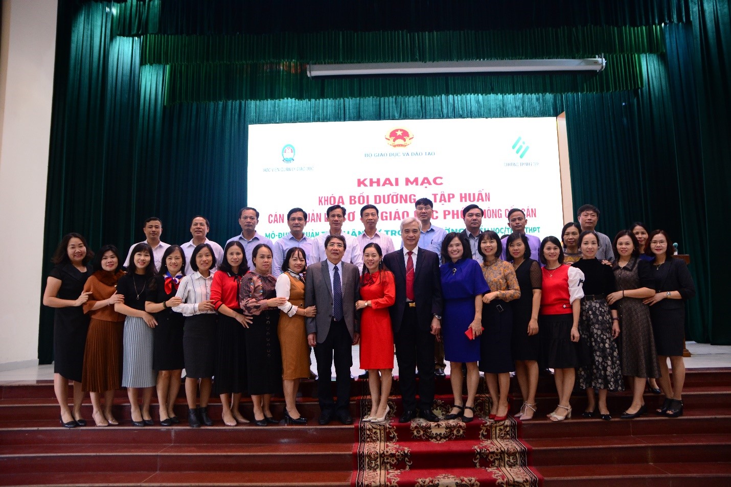 PGS.TS Trần Hữu Hoan, TS. Vũ Đình Chuẩn cùng các học viên chương trình bồi dưỡng