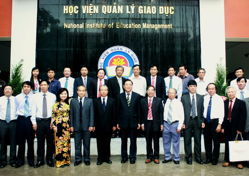 Bộ trưởng Phạm Vũ Luận chụp ảnh lưu niệm cùng các đại biểu và BGĐ 888B19 phiên bản mới. Ảnh, gdtd.vn