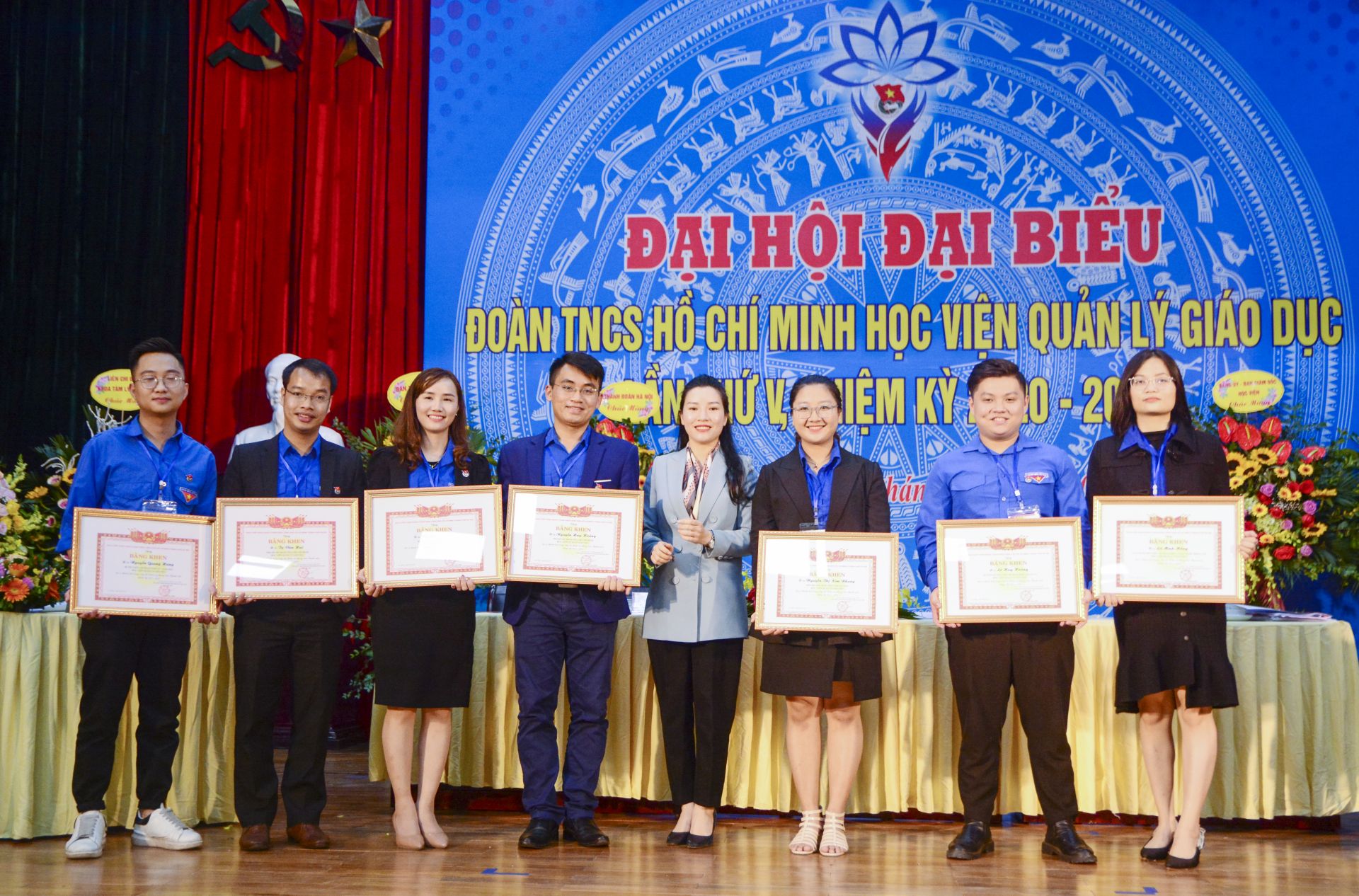 Đ/c Bùi Thị Lan Phương, Phó Bí thư Thành Đoàn Hà Nội trao giấy khen cho tập thể và cá nhân có thành tích xuất sắc trong công tác Đoàn và Phong trào Thanh niên 888B19 phiên bản mới giai đoạn 2017-2020