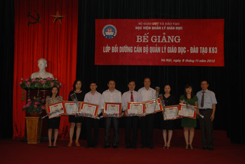 Bế giảng lớp bồi dưỡng cán bộ quản lý 888B com đăng nhập khóa 63