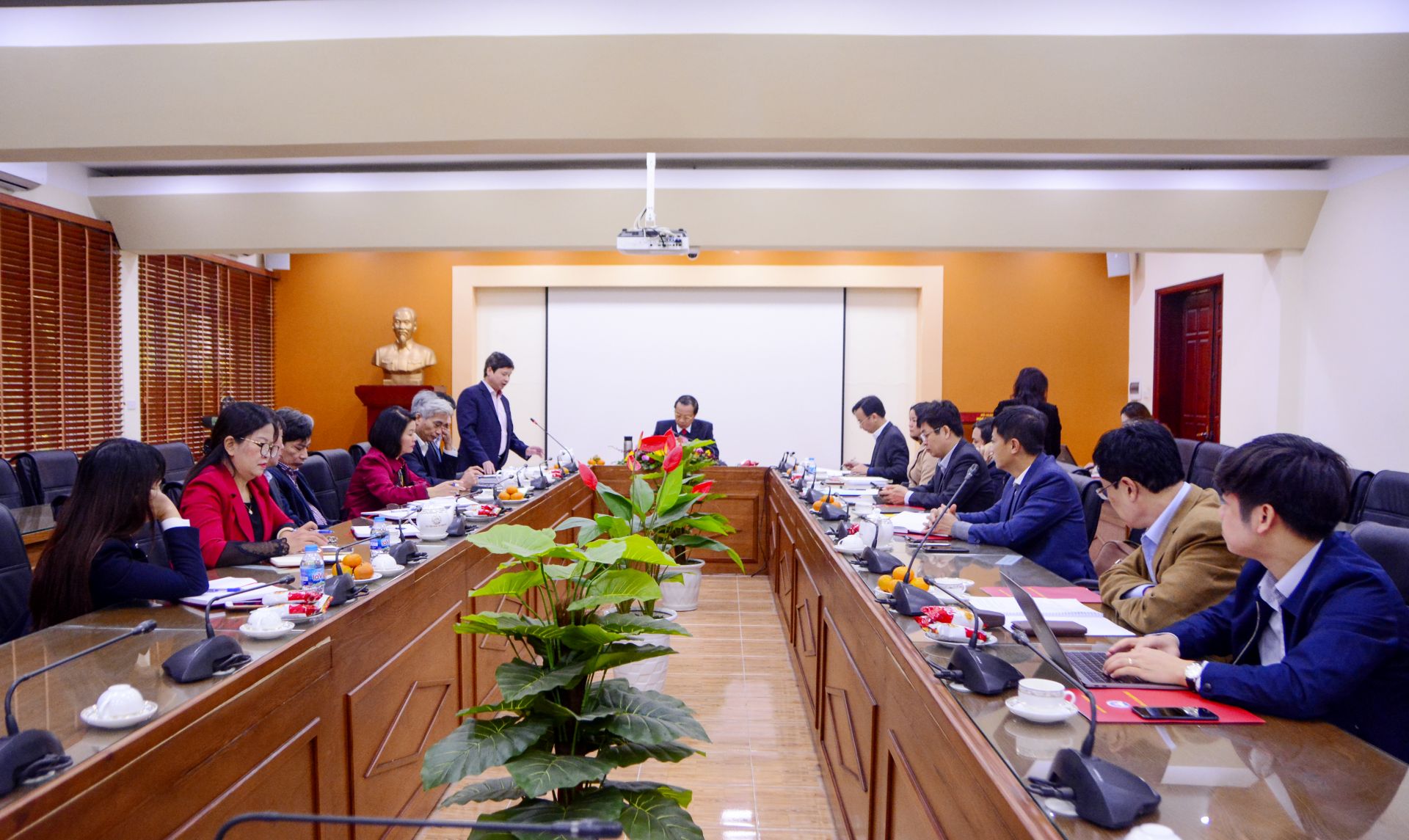 Quang cảnh buổi làm việc