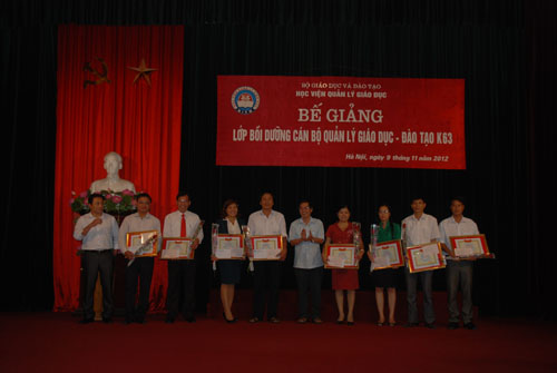 Bế giảng lớp bồi dưỡng cán bộ quản lý 888B com đăng nhập khóa 63