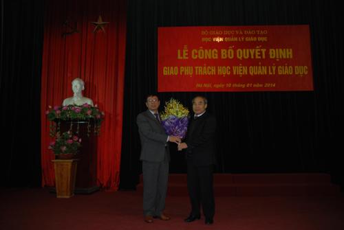 Ông Nguyễn Vinh Hiển-Thứ trưởng Link Vào Nhà Cái 888B Chính Thức 888B Best tặng hoa chúc mừng GS.TSKH Nguyễn Mạnh Hùng Phó Giám đốc phụ trách 888B19 phiên bản mới QLGD