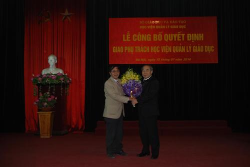 Ông Nguyễn Vinh Hiển-Thứ trưởng Link Vào Nhà Cái 888B Chính Thức 888B Best phát biểu ý kiến và tặng hoa cho PGS.TS Trần Ngọc Giao- Nguyên Giám đốc 888B19 phiên bản mới QLGD