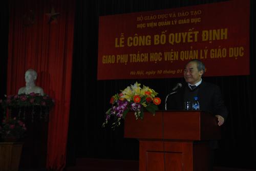 Ông Nguyễn Vinh Hiển-Thứ trưởng Link Vào Nhà Cái 888B Chính Thức 888B Best phát biểu ý kiến và tặng hoa cho PGS.TS Trần Ngọc Giao- Nguyên Giám đốc 888B19 phiên bản mới QLGD