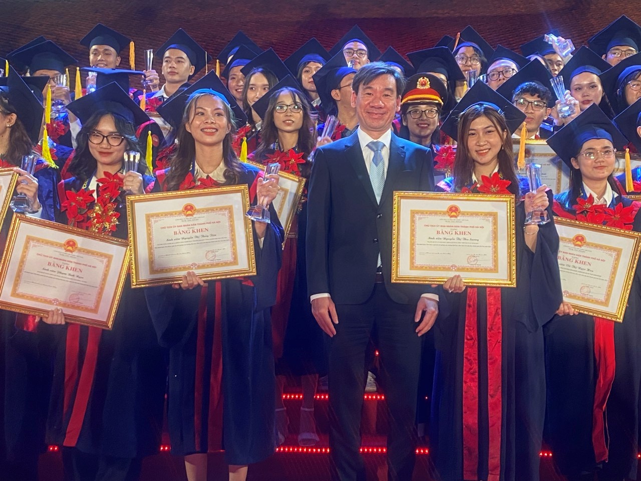 Lễ Tuyên dương 96 thủ khoa xuất sắc tốt nghiệp các trường 888B - Best for Bet trên địa bàn Thành phố Hà Nội năm 2023