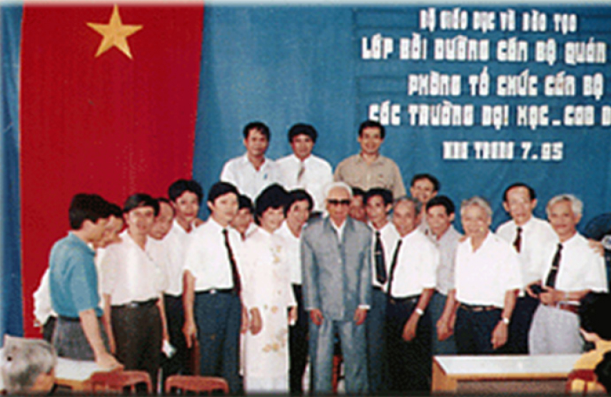 Cố Thủ Tướng Phạm Văn Đồng tiếp đoàn cán bộ của trường Cán bộ Quản Lý 888B com đăng nhập năm 1985